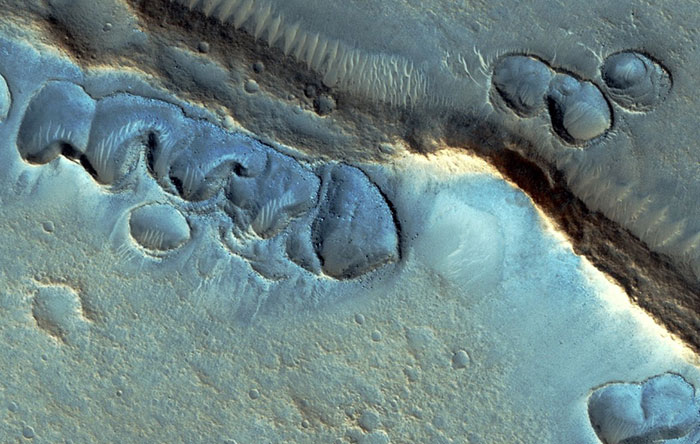مارک واتنی عضو یک گروه شش نفره است که در کنار حوضچه بزرگی در شمال سیاره مریخ قرار دارند. این حوضچه Acidalia Planitia نام دارد. اینجا محلی است که این گروه شش نفره در آن ساکن می‌شوند و مکانی به نام The Hab را به وجود می‌آورند. تصویر زیر مربوطه به حوضچه Acidalia Planitia روی سیاره مریخ است.