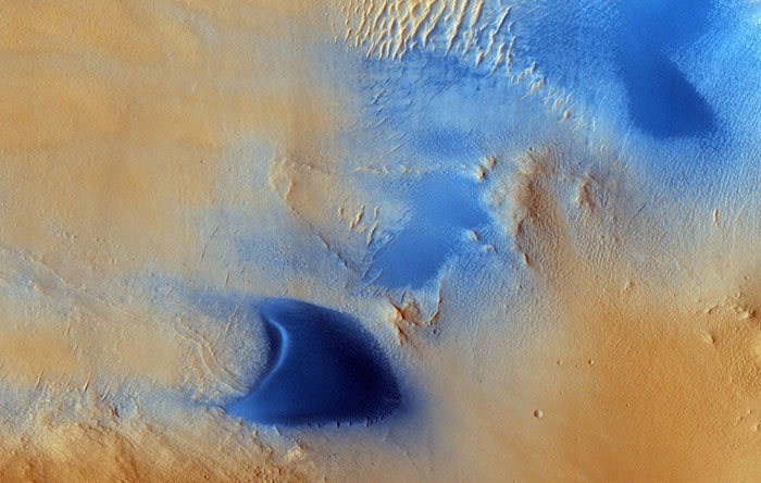 دهانه Marth در منطقه بسیار بزرگی به نام Arabia Terra قرار دارد که یکی منطقه‌های بزرگ خاکی و غبار آلود مریخ به حساب می‌آید. این منطقه 2800 مایل وسعت دارد. در این عکس می‌توانید میزان گرد و خاک این منطقه را مشاهده کنید.