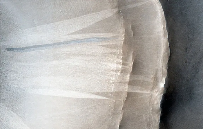 به دلیل خاکی بودن منطقه Arabia Terra سطح این سیاره بسیار صاف است. به همین دلیل میتوان کوچکترین برخوردها روی سطح آن را مشاهده کرد. شخصیت واتنی باید از این منطقه عبور میکرد؛ اما وقوع طوفان شن در آن باعث شد که او مسیرش را به سمت Terra Meridiana تغییر دهد.