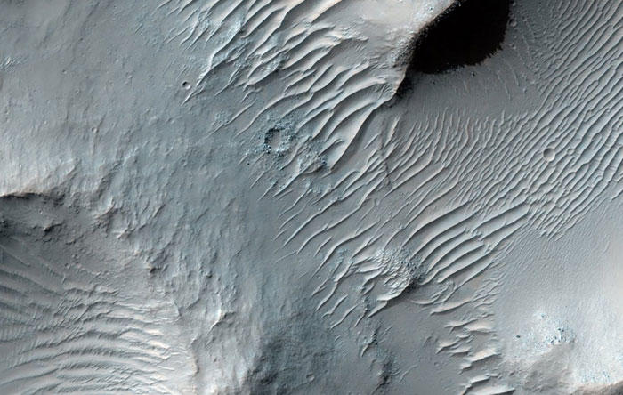 این عکس، تنها تصویر مربوط به منطقه Terra Meridiana می‌شود که واتنی برای فرار از طوفان شن وارد آن می‌شود. در این منطقه یکی از قدیمی‌ترین دره‌های سیاره مریخ قرار گرفته که Samara Vallis نام دارد.