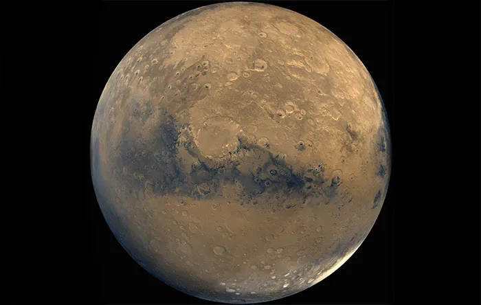 به دهانه Schiaparelli خوش آمدید. درهای که به شکل یک دایره بسیار بزرگ در مرکز عکس به نمایش درآمده است. عکس زیر از درکنار هم قرار گرفتن 100 تصویر مختلف به وجود آمده است. عکسهایی که توسط سفینههای ویجر 1 و ویجر 2 گرفته شده بودند. طول این دهانه 286 مایل است. اندازه این دهانه دو برابر بیشتر از بزرگترین دهانه موجود در کره زمین است که Vredefort نام دارد.