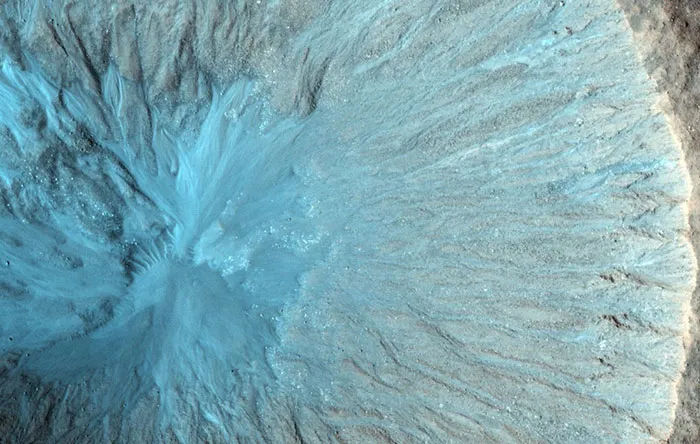 ساختمان The Hab مکانی است که واتنی بیشتر وقت خودش را در آن میگذارند. حوضچه Acidalia Planitia یک مکان بسیار مسطح است. در تصویر زیر میتوانید این حوضچه را از نزدیک مشاهده کنید.