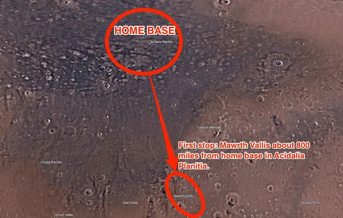پس از اینکه واتنی به Hab باز میگردد موفق میشود که به وسیله کاوشگر با NASA ارتباط برقرار کند. او متوجه میشود که سایر اعضای تیم برای پیدا کردنش به سیاره مریخ بازگشتهاند. البته آنها نمیتوانند در منطقهای که واتنی حضور دارد، فرود بیایند و به همین او باید 2000 مایل پیاده به سمت مکانی برود که آنها بتوانند روی آن فرود بیایند. مکانی که واتنی روی آن قرار دارد، یک محیط سنگی است. اولین جایی که او در این مسیر توقف میکند، Mawrth Vallis نام دارد که در این عکس به آن اشاره شده است.