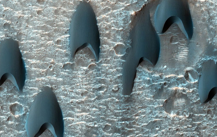 منطقه Mawrth Vallis یکی از قدیمی‌ترین دره‌های موجود در سیاره مریخ است که حاوی نوعی خاص از خاک رس می‌شود که آب در آن نفوذ کرده است. به همین دلیل احتمال دارد که آب مایع در زیر خاک رس این منطقه وجود داشته باشد. در تصویر زیر شن‌هایی را مشاهده می‌کنید که به شکلی عجیب شکل گرفته‌اند و در زیر دهانه‌های این منطقه که از خاک رس تشکیل شده، قرار گرفته‌اند.