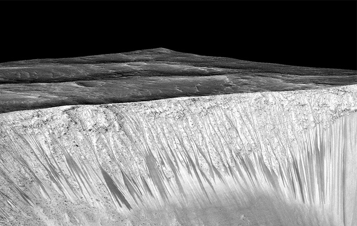 رگه‌های تیره‌ی روی سراشیبی‌های مریخ، به صورت فصلی نمایان می‌شوند و نشانگر وجود جریان آب هستند