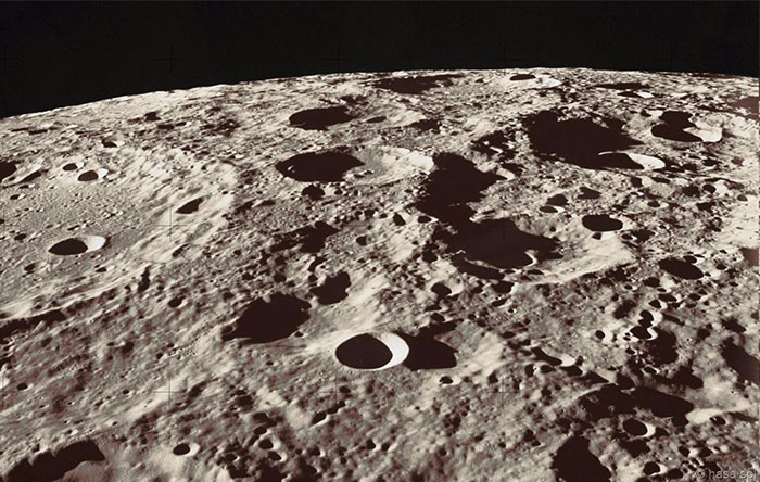 2.سطح ماه از کوه‌ها، دشت‌ها و دهانه‌های زیادی پوشیده شده است