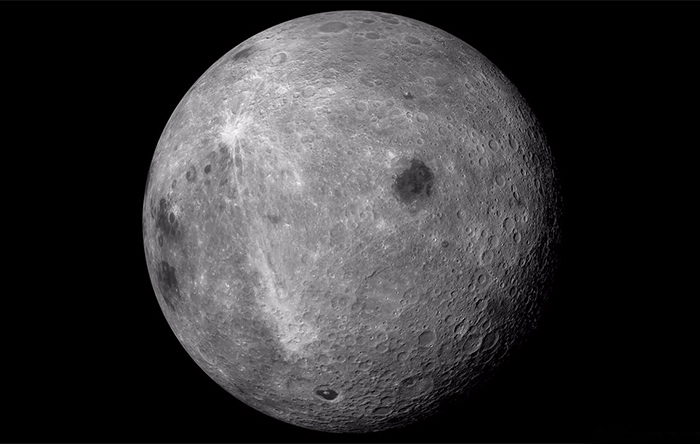 3.همیشه یک‌سوی ماه از زمین پیداست و این قمر در قفل مداری با زمین قرار دارد