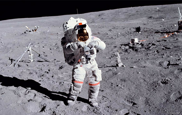 4.جان یانگ، در حال راه رفتن بر روی ماه در ماموریت آپولو ۱۶