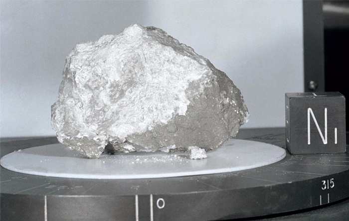 5.یکی از سنگ‌های ماه که فضاپیمای آپولو ۱۵ به زمین آورد