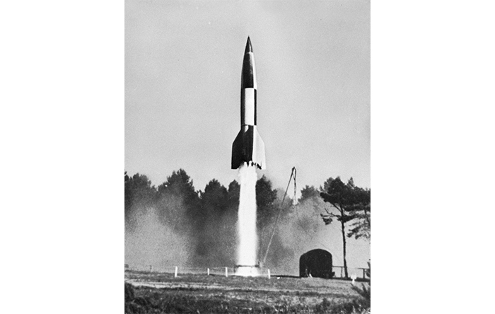 سوخت موشک V2 اتانول بود که می‌توانست آن را تا مرزهای فضا بالا ببرد