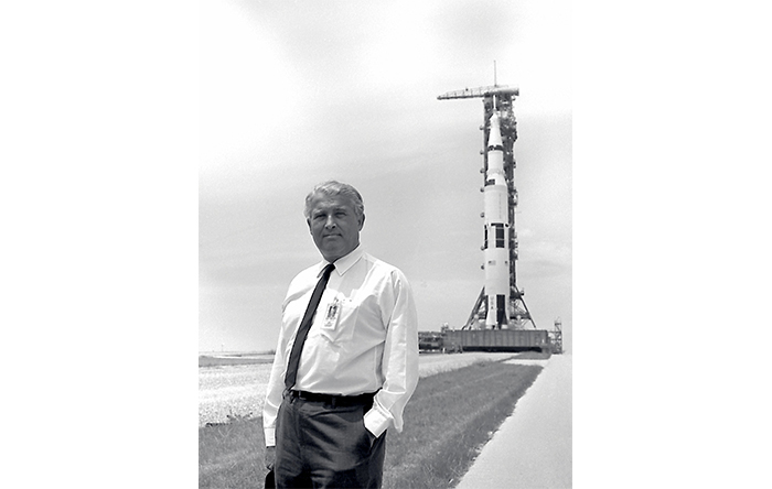 عکس ورنر فون براون روبروی موشک ساترن ۵ که فضانوردان آپولو را به ماه برد