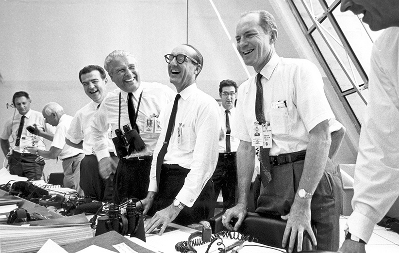 جرج میلر و دیگر مسوولان ماموریت آپولو 11 پس از پرتاب موفق