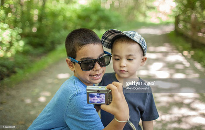 کودکانی که به وسیله دوربین از خودشان عکس می‌گیرند