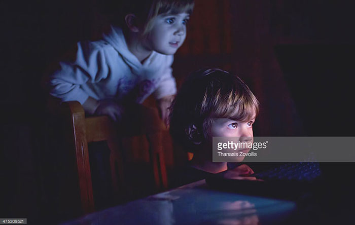 کودکانی که به وسیله لپ‌تاپ فیلم تماشا می‌کنند