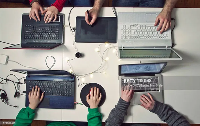گروهی چهار نفره که از لپ‌تاپ استفاده می‌کنند