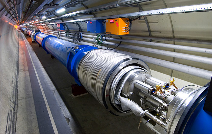 «برخورد دهنده‌ی بزرگ هادرونی» (LHC) در سرن، که در آن ذرات زیراتمی در تونل‌های طولانی و حلقوی با شدت زیاد به یکدیگر برخورد می‌کنند