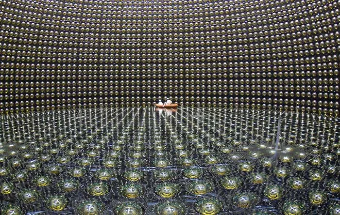 آزمایشگاه سوپرکامیوکانده در عمق ۱۰۰۰ متری زمین قرار دارد و به رهگیری نوترینوها می‌پردازد