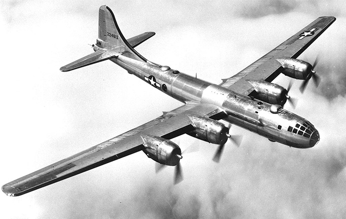 آمریکایی‌ها با بمب‌افکن بی-۲۹ سوپرفورترس، مرتب شهرهای ژاپن را بمباران می‌کردند.