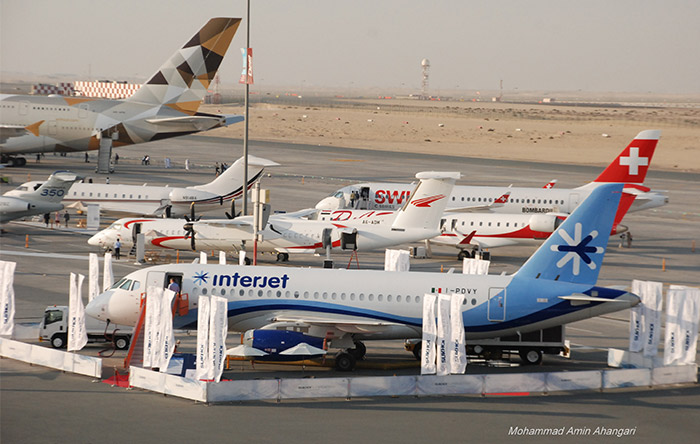 نمای کلی از محوطه‌ی باز نمایشگاه هوافضای دبی ۲۰۱۵ در فرودگاه بین المللی دبی