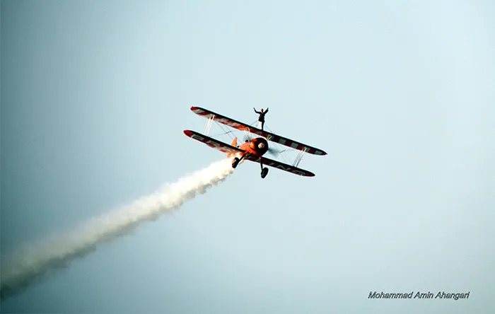آیروباسی با هواپیماهای دوباله به همراه آکروباسی روی بال