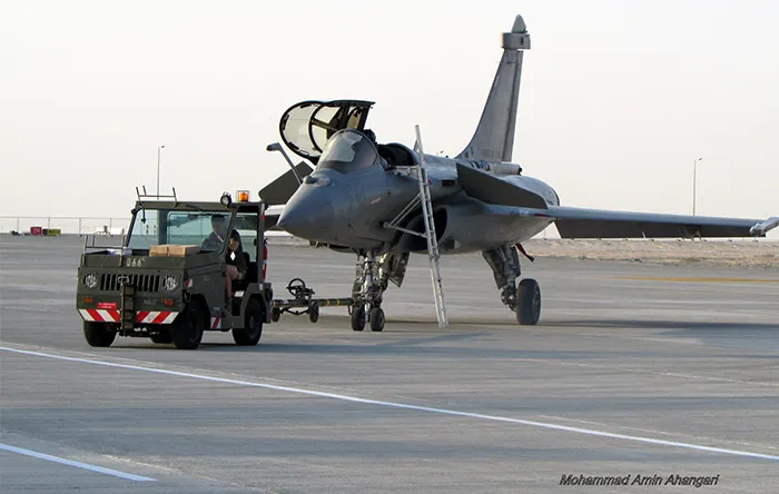 جنگنده‌ی رافائل خسته از یک نمایش هوایی سنگین به محل پارک می‌رود تا چشم انتظار خریداران بماند. این هواپیمای فرانسوی مدت‌هاست که فروش خوبی نداشته
