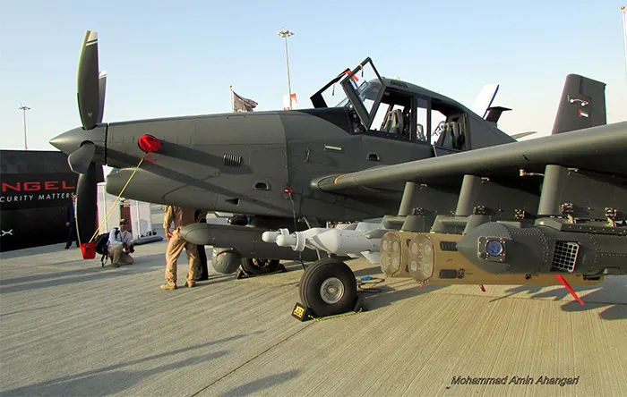 هواپیمای جنگی بسیار کم هزینه با طرحی مشابه هواپیماهای سمپاش که مجهز به پیشرفته‌ترین بمب‌های هدایت شونده برای هدف قرار دادن تروریستها از ارتفاع بالا شده است