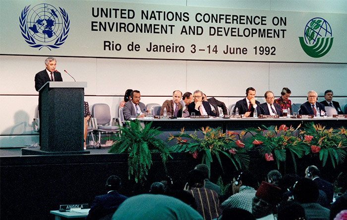 کنفرانس پاریس - سران جهان در ژوئن سال ۱۹۹۲ در شهر ریودوژانیرو برزیل با یک هدف مشخص گردهم آمدند. نتیجه‌ی گردهمایی سران جهان در سال ۱۹۹۲ تنظیم معاهده موسوم به چهارچوب پیمان سازمان ملل در زمینه تغییرات اقلیمی بود که می‌توان از آن بعنوان زیربنای کنفرانس تغییرات اقلیمی پاریس یاد کرد.