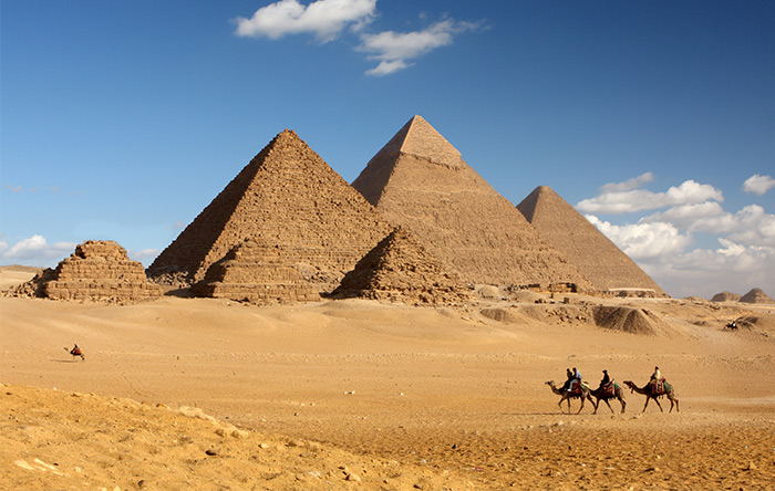 اهرام ثلاثه‌ی مصر بیش از ۲۵۰۰ سال پیش از میلاد مسیح ساخته شده‌اند و تنها مورد از عجایب هفت‌گانه‌ی جهان باقی‌مانده‌ی جهان هستند. کاربری آن‌ها عموما ایفای نقش به عنوان آرامگاه فراعنه بوده است.