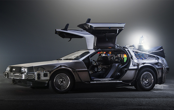 در فیلم بازگشت به آینده، بازیگران فیلم با استفاده از این خودرو به آینده سفر می‌کنند.