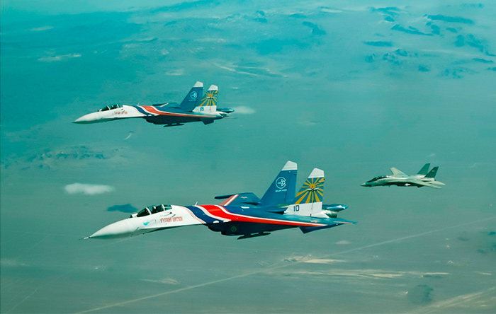 تام‌کت‌های ایرانی در حال اسکورت سوخوی ۲۷‌های روسی در سال ۲۰۱۲