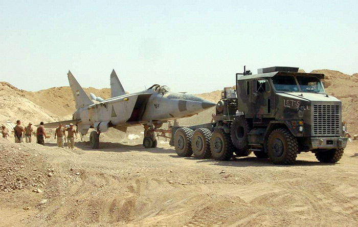 نیروهای آمریکایی، میگ ۲۵ عراقی را از زیر شن‌های صحرا بیرون می‌کشند. زمانی این هواپیمای سریع به راحتی وارد حریم هوایی ایران می‌شد