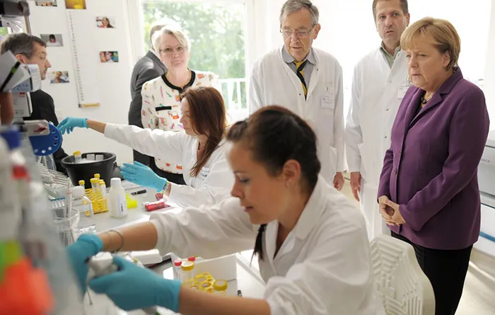 آنگلا مرکل در لابراتوار تحقیقاتی مرکز پزشکی Max Delbrueck 