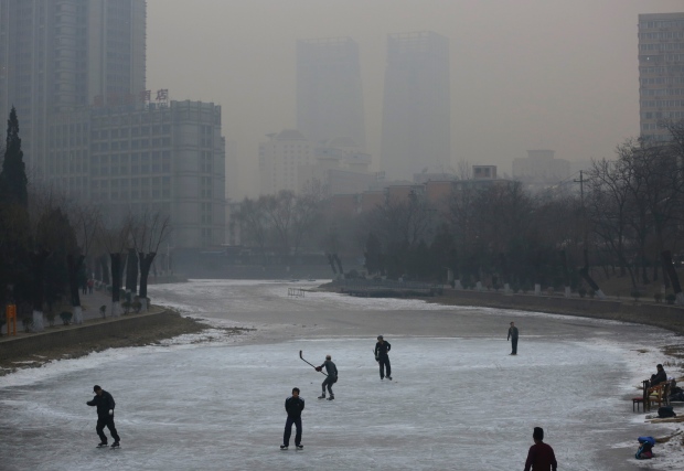 4-frozen river amid heavy smog in Beijing on Dec. 29