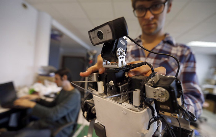 مطالعه‌ی ربات انسان‌نما در ورکشاپی در فرانسه