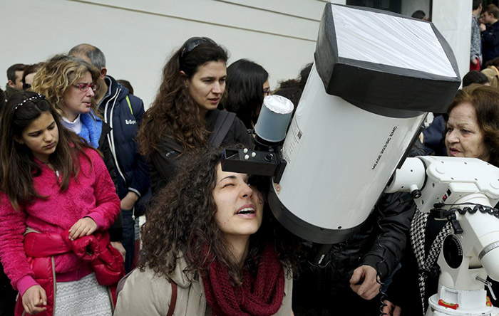 دانشجویان نجوم در حال رصد کسوف ناقص در یونان 
