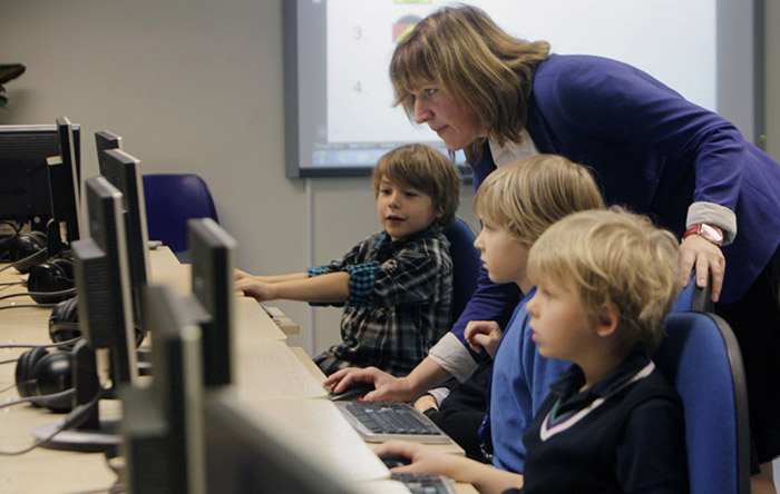 آموزش کامپیوتر به دانش‌آموزان در شهر تالین در استونی