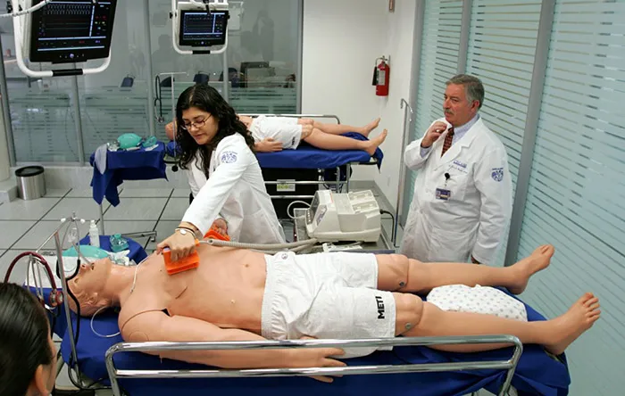 تمروی روی انسان مصنوعی در دانشکده‌ی پزشکی شهر مکزیکو سیتی در مکزیک