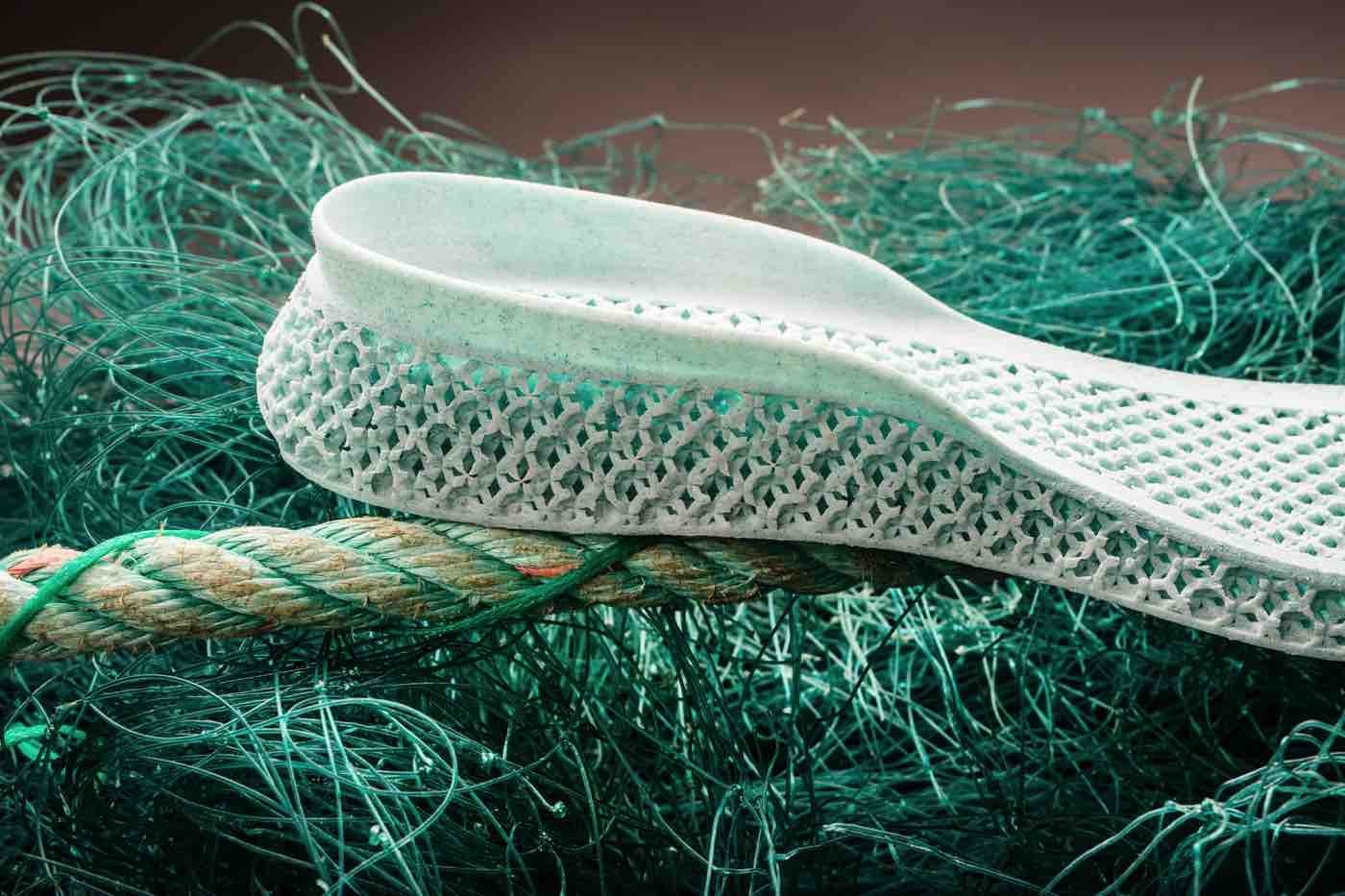 کفش آدیداس که با پسماندهای دریایی به صورت سه بعدی پرینت شده است