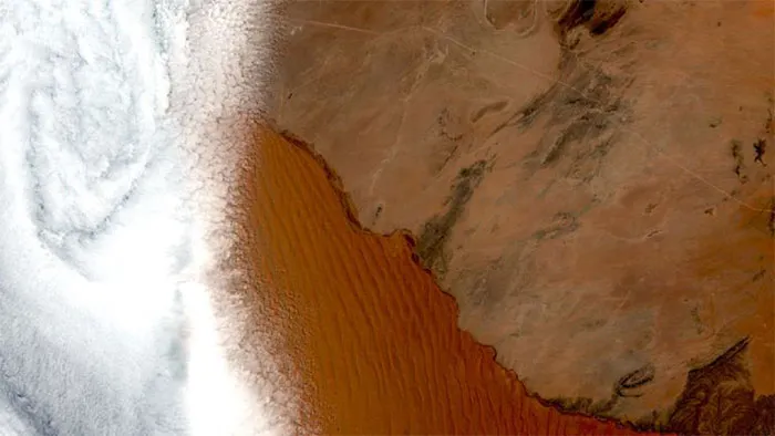 تصویری از شهر Swakopmund کشور نامیبیا -Namibian- که زیر ابر قرار گرفته است.