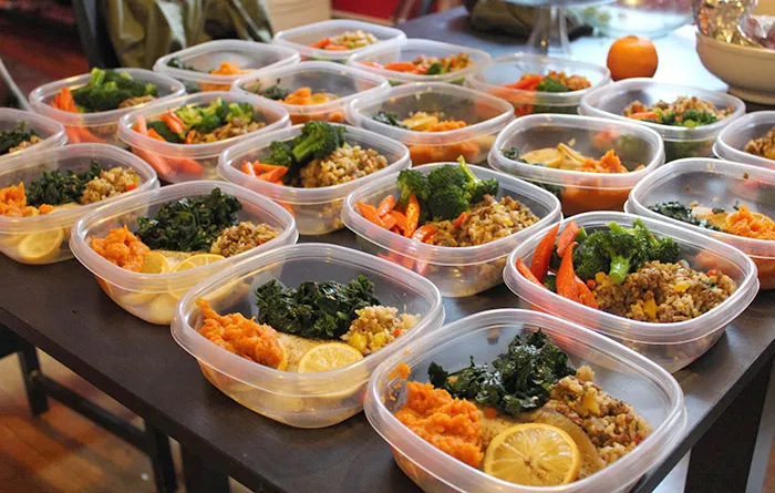 وعده‌ها و میان وعده‌های سالم و مغذی سرو کنید.