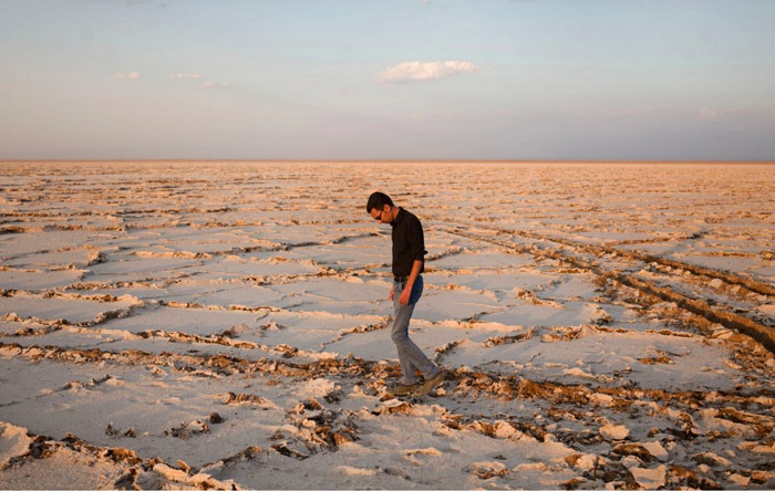 یک دریاچه‌ی نمک خشک‌شده در اطراف سیرجان. ظاهراً پایانی بر دوره‌ی خشکسالی ۷ ساله قابل تصور نیست. عکس از نیوشا توکلیان، نیویورک تایمز