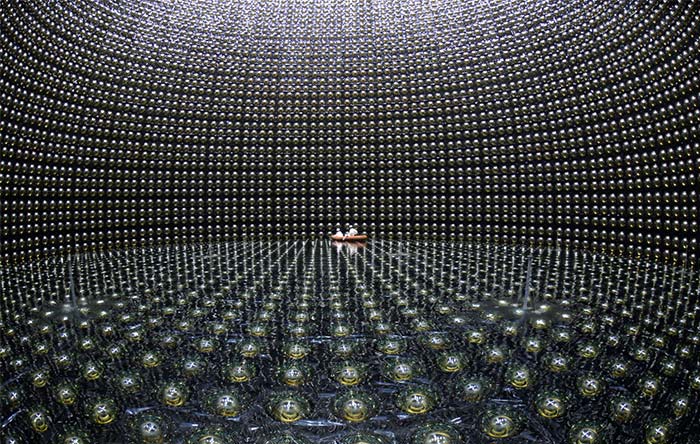 در دهه‌ی ۸۰ میلادی، یک گروه تحقیقاتی از شوروی، پیشنهاد کرد که ممکن است ذراتی به نام «نوترینو» که به ندرت با ماده وارد برهمکنش می‌شوند، سازنده‌ی ماده‌ی تاریک باشند.