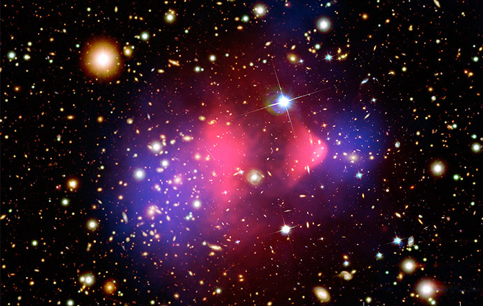 جدی‌ترین‌ نظریه درباره‌ی ماده‌ی تاریک،‌ نظریه‌ی «ویمپ» است. این نظریه ذراتی را مسئول ماده‌ی تاریک می‌داند که خیلی پرجرم هستند ولی به ندرت با ماده‌ی معمولی و با خودشان وارد برهمکنش می‌شوند.