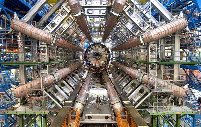 ممکن است بتوانیم در برخورد دهنده‌ی ذرات LHC سوییس، ذرات ماده‌ی تاریک را پیدا کنیم.