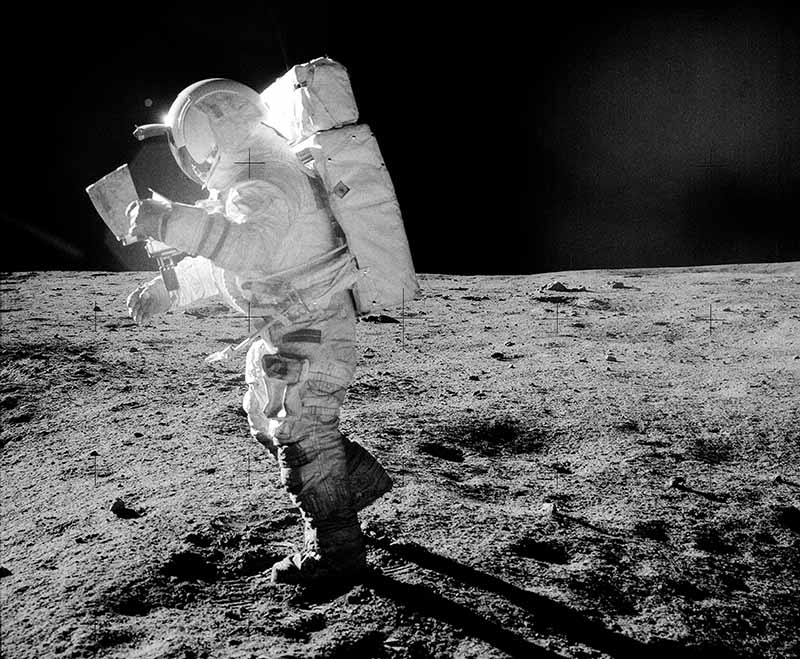 ادگار میشل در حال قدم زدن روی ماه