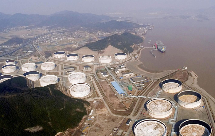 ژاپنی‌ها نفت را در مخازن روی زمین ذخیره می‌کنند.