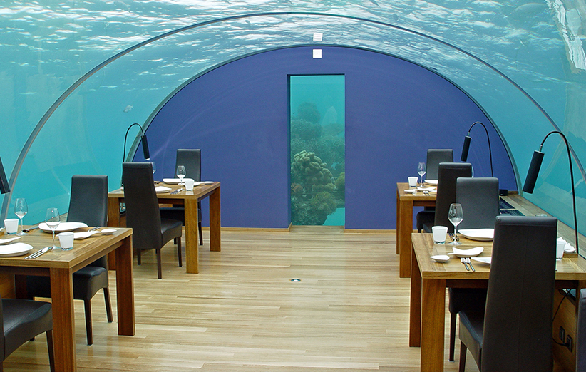 اولین رستوران زیر آبی دنیا که می‌تواند همه را شگفت‌زده کند. این رستوران در کشور مالدیو قرار دارد و تابستان امسال هم افتتاح می‌شود. این رستوران نمایی زیبا از اقیانوس را پیش روی مردم قرار می‌دهد. 
