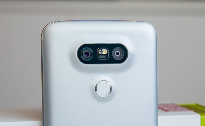 9-The-surface-of-the-LG-G5-doesnt-feel-quite-like-metal