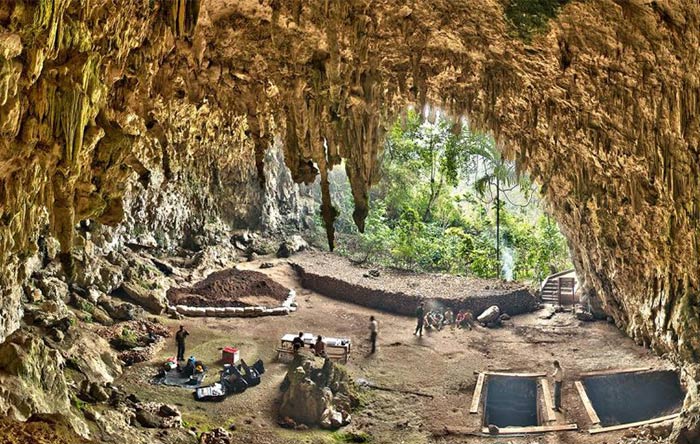 غار لیانگ بائو در اندونزی جاییست که استخوان‌های هابیت یک متری پیدا شدند.