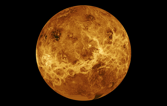عطارد نزدیک‌ترین سیاره به خورشید است و سطح بسیار داغ و سوزانی دارد.